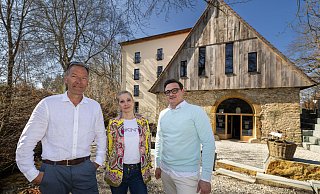 Hans Westfeld (v.l.), Sara Tonon und Fred Breipohl haben ein neues Konzept für Mühle und Hotel entwickelt. - Oliver Krato