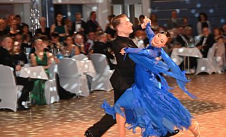 Der Auftritt des Showtanzpaares Feodora Khan und Niklas Neureuther, die unter anderem Vizeweltmeister der Standard-Showdance-Weltmeisterschaft 2023 waren, verzauberte das Publikum. - Simone Kube