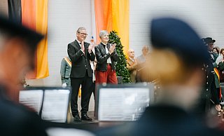 Bürgermeister Michael Dreier gemeinsam mit seiner Frau Beate beim Großen Zapfenstreich. - BESIM MAZHIQI