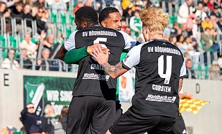 Spiel gedreht: Paterson Chato hat gerade das 2:1 im Heimspiel gegen Bocholt erzielt, Leon Tia (M.) und Tim Corsten sind die ersten Mitjubler. - Joel Beinke