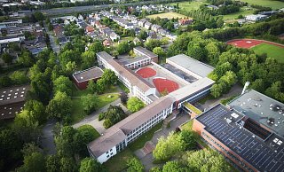 Im linken Bereich, zwischen Aula und dem Altbauriegel, sollen die sechs Klassenzimmer-Container aufgestellt werden. - Thorsten Ulonska