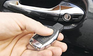 Bei Keyless-Go-Systemen müssen Autofahrer nicht mal mehr auf einen Knopf drücken, um die Tür zu öffnen. Sie senden automatisch Funksignale aus. Das macht es Dieben noch einfacher. - picture alliance / dpa