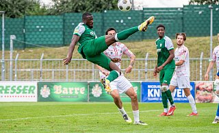 Alles reinwerfen: Für Abdul Moursalim Fesenmeyer (vorne) und den SV Rödinghausen soll es in der Partie gegen die U23 von Fortuna Düsseldorf endlich wieder aufwärts gehen. - Joel Beinke