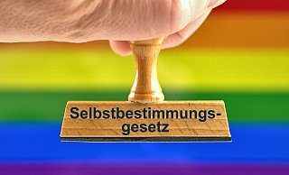 Das Selbstbestimmungsgesetz ermöglicht trans-, intersexuellen und non-binären Menschen, Geschlecht und Vornamen einfacher zu ändern als bisher. - picture alliance / SULUPRESS.DE