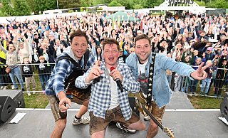 Die Dorfrocker begeistern mehr als 450 Fans auf dem Freiluftkonzert. - Thomas Kube