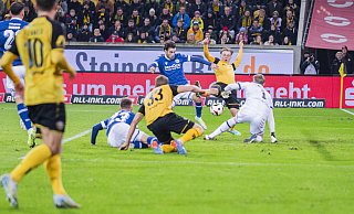 Jonas Oehmichen erzielt gegen die chnacenlosen Schneider (Nr. 23) und Lannert das 1:0 für Dresden. - IMAGO/Jan Huebner