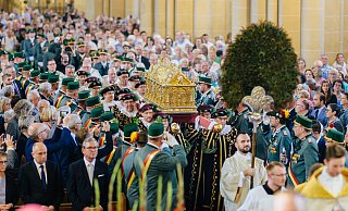 Der Festzug zu Libori folgt traditionell dem Pfauenwedel, der den Weg weist. - Besim Mazhiqi Der Festzug zu Libori folgt traditionell dem Pfauenwedel, der den Weg weist. - Besim Mazhiqi
