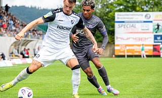 Auch im Freundschaftsspiel wird sich nichts geschenkt: Hier duellieren sich Niklas Szeleschus (vorn) und Kevin Wiethaup. - Joel Beinke Auch im Freundschaftsspiel wird sich nichts geschenkt: Hier duellieren sich Niklas Szeleschus (vorn) und Kevin Wiethaup. - Joel Beinke