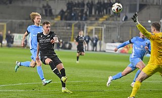 Joel Grodowski hebt den Ball über Löwen-Keeper Marco Hiller hinweg zur Bielefelder Führung ins Tor des TSV 1860. - IMAGO/Sven Simon