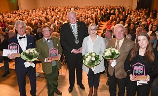 Peter Egelkraut (v. l.), Norbert Drews (HVV), Daniel Hartmann, Anna Reede (Kita), Dieter Siebeck (HVV) und Evelyn Schaffors (Kita). - Thomas Kube