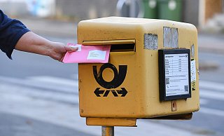 Briefwählern bleibt bei der anstehenden Stichwahl nur wenig Zeit. Für sie gibt es klare Fristen, bis wann ihre Stimme im Herforder Rathaus eingetroffen sein muss. - IMAGO/Revierfoto Briefwählern bleibt bei der anstehenden Stichwahl nur wenig Zeit. Für sie gibt es klare Fristen, bis wann ihre Stimme im Herforder Rathaus eingetroffen sein muss. - IMAGO/Revierfoto