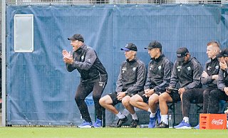 Lukas Kwasniok (l.) und sein Trainerteam baten die Spieler des SC Paderborn am Montag erstmals wieder zum Training. - Besim Mazhiqi