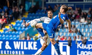 Abgeblockt: Ayodele Max Adetula (l.) und der SV Rödinghausen mussten sich bei den SF Lotte mit einem 1:1 begnügen. Foto: Joel Beinke - JOEL BEINKE
