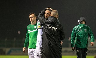 Der SV Rödinghausen steht im Regen: Dino Bajric, der im Elfmeterschießen scheiterte, bekommt den Trost von Patrick Kurzen. - Joel Beinke