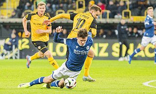 Maximilian Großer (vorne) und Arminia Bielefeld liefern sich im Rennen um die Drittligameisterschaft einen Zweikampf mit Dynamo Dresden. - IMAGO/Jan Huebner