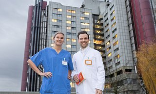 Zwei von insgesamt 468 Ärzten: Alexandra Zillmer (28) und Richard Krüger (31) vor dem Klinikum Bielefeld. - Oliver Krato Zwei von insgesamt 468 Ärzten: Alexandra Zillmer (28) und Richard Krüger (31) vor dem Klinikum Bielefeld. - Oliver Krato