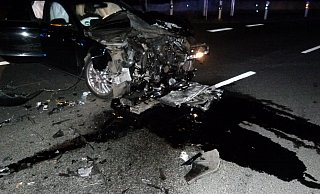 Der schwarze Audi wurde bei einem Unfall auf der B 482 völlig zerstört. - Polizei Minden-Lübbecke