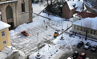 So langsam werden die rein weißen Flächen nach und nach weniger in der Innenstadt. Hier ist die SWK auf dem Münsterkirchplatz aktiv. Foto: Frank-Michael Kiel-Steinkamp - Frank-Michael Kiel-Steinkamp