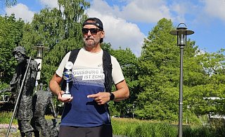 Der „Marathon-Pater“, wie er sich selbst nennt, meisterte den bereits 300. Marathon seiner Karriere im Kreis Gütersloh. - Privat