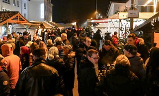 Der Weihnachtsmarkt in Stukenbrock war im vergangenen Jahr besonders am Abend gut besucht. - Kristoffer Fillies