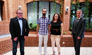 (v. l.) Benedikt Michaelis, Markus Cakir, Carolin Cakir und Bürgermeister Michael Berens werben für Spenden für die Flutopfer. - Gemeinde Hövelhof