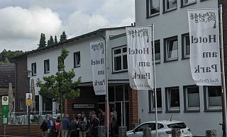 Im Hotel am Park in Bad Driburg ist gerade eine Reisegruppe eingetroffen. Inhaber Joachim Avenarius rechnet mit 20.000 Übernachtungen dort in diesem Jahr. - Burkhard Battran