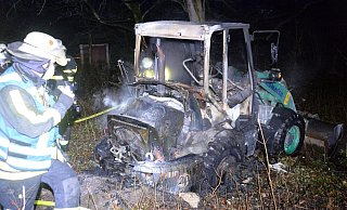 Als die Feuerwehr eintraf, brannte die Arbeitsmaschine lichterloh. Die Einsatzkräfte konnten das Feuer aber schnell löschen. - Andreas Eickhoff