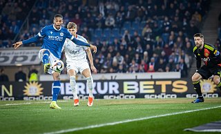 Isaiah Young (l.) hatte im Topspiel gegen den 1. FC Saarbrücken die erste Gelegenheit für Arminia Bielefeld. - Sarah Jonek