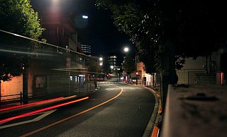 Die Täter fuhren mit einem gestohlenen Wagen gegen eine Hauswand - der laute Knall schreckte einen Bewohner auf. - Symbolbild: Pixabay