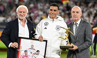 Rudi Völler (l) hört 2026 als DFB-Sportdirektor aus. Beim Ungarn-Spiel zeichnet er gemeinsam mit DFB-Präsident Bernd Neuendorf (r) Nationalspieler Jamal Musiala nach seinen drei EM-Toren aus. - Federico Gambarini/dpa