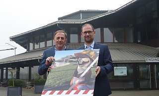 Die beiden Geschäftsführer Rolf Brockmann (l.) und Ralf Pahlsmeier freuen sich schon auf das Ergebnis des Pavillon-Umbaus am Ahornsportpark. - Sabine Kauke