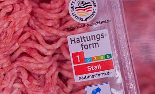 Bei Haltungsform 1 gelten die gesetzlichen Mindestanforderungen. (Archivbild) - Rolf Vennenbernd/dpa