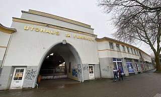 Das "A" des Schriftzuges ist längst abhanden gekommen. Und auch sonst ist das Gebäude an der Ecke Mindener Straße/Kanalstraße/Herforder Straße wahrlich kein Schmuckstück mehr. - Nicole Sielermann