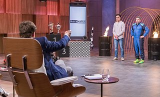 Duc Huy Bui (l.) und Michael Sälzer präsentieren ihr Unternehmen „Racemates“ vor der prominenten „Löwen“-Jury um Carsten Maschmeyer. Beißt einer der Investoren an? - RTL/Bernd-Michael Maurer