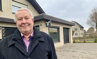 Dörenhagens Ortsvorsteher Heinz Rebbe ist froh, dass der Geldautomat wieder am Netz ist. Die SB-Filiale der Volksbank befindet sich als Anbau an einem Privathaus. Sie wurde neu gesichert. - Jens Reddeker