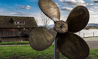 2006 kam die Schiffsschraube als Geschenk des Mindener Schiffervereins "Hol fast" an das Weserufer zwischen Schiffmühle und Gastronomie. - Die Ermittler hoffen, dass die Diebe oder deren Fahrzeug möglichen Zeugen aufgefallen ist. Demzufolge ist es naheliegend, dass das Trio seine Beute über die Johansenstraße, die Wittekindallee oder die Cheruskerstraße abtransportiert hat. Hinweise zu der T