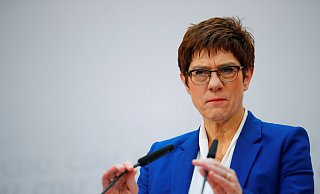 Annegret Kramp-Karrenbauer will ihre Ämter aufgeben. - Reuters/Hannibal Hanschke
