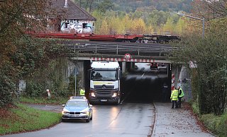 Schaden: Ein Lastwagen mit Container-Auflieger steckt unter der Bahnbrücke am Quellental fest. - Ulf Hanke