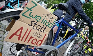 Gegen den Ausbau von Straßen gehen immer mehr mit dem Fahrrad  - so auch am heutigen Sonntag. - picture alliance/dpa/Symbolbild
