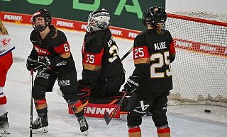 Das deutsche Eishockey-Nationalteam hat das letzte Testspiel vor der Frauen-WM knapp verloren. - Armin Weigel/dpa