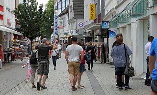Ein junger Mann flüchtet vor der Polizei durch die Fußgängerzone. Die war zum Glück nicht so voll wie hier (Archivbild). - Frank-Michael Kiel-Steinkamp