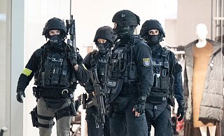 Schwer bewaffnete Polizisten durchkämmen das Nordwestzentrum in Frankfurt. - Boris Roessler/dpa