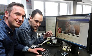 Leser im Newsroom: Jörg Benesch (l.) besucht Christian Lund in der Digitalredaktion. - Wolfgang Rudolf