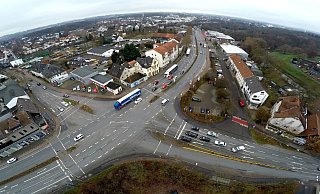 Bad Oeynhausens gordischer Verkehrsknoten: Die Kreuzung der Mindener Straße mit der Eidinghausener (rechts) und der Steinstraße (links) ist der neuralgische Punkt im Verkehrsnetz der Kurstadt. - Jürgen Krüger