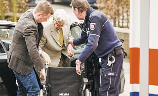 Auf dem Weg zum Prozess: Mit einem Angehörigen kommt Reinhold Hanning (Mitte) nach Detmold. - dpa
