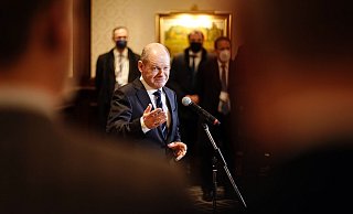 Bundeskanzler Olaf Scholz (SPD) spricht auf einer Pressekonferenz. Zuvor war er zu einem mehrstündigen Vier-Augen-Gespräch mit Russlands Präsident Putin im Kreml zusammengetroffen. - Foto: Kay Nietfeld/dpa