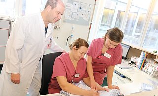 Der stellvertretende Chefarzt Martin Sude schaut den Pflegekräften Marina Becker (mi.) und Margitta Anklam beim Ausfüllen einer Patientenakte über die Schulter. Auch an den Feiertagen ruht die Arbeit im Krankenhaus St. Johannisstift nicht. - David Knapp