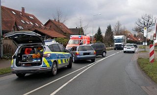 Beim Passieren eines Busses geriet der Fahrer des Audis in den Gegenverkehr. - Foto: Polizei Minden-Lübbecke