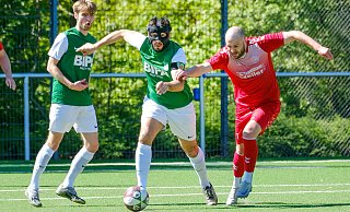Die Dornberger Max Stockhaus (l.) und Valon Gashi verpassten es, gegen Heide Paderborn etwas mitzunehmen. - Andreas Zobe