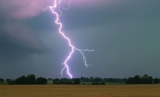 Der Blitz schlug in einen Umspann-Strommast in Harsewinkel im Kreis Gütersloh ein. - Patrick Pleul/dpa